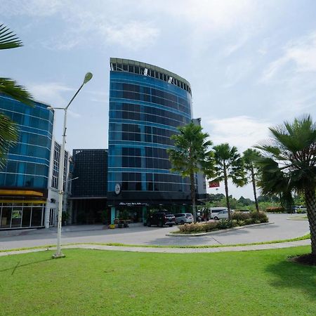 The Crew Hotel Medan Exteriör bild