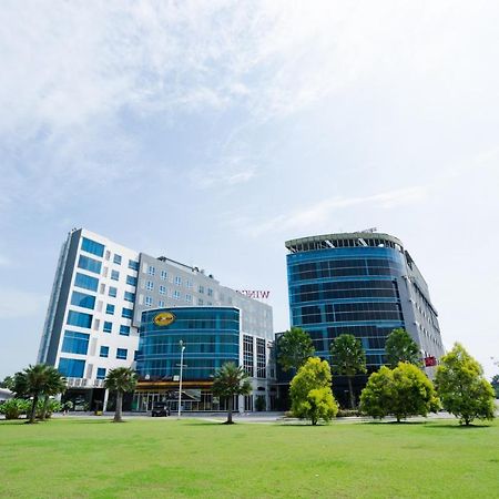 The Crew Hotel Medan Exteriör bild